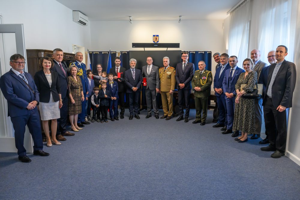 Odovzdávanie rumunského Národného rádu za zásluhy slovenským občanom