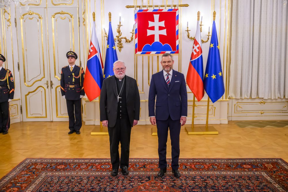 Stretnutie prezidenta SR Petra Pellegriniho a sekretára pre vzťahy so štátmi a medzinárodnými organizáciami Štátneho sekretariátu Svätej stolice Mons. Paula Richarda Gallaghera