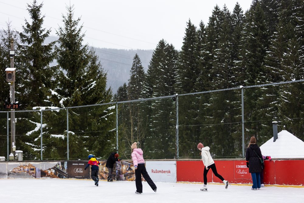 Verejné korčuľovanie na ľadovej ploche na multifunkčnom ihrisku v Čutkovskej doline