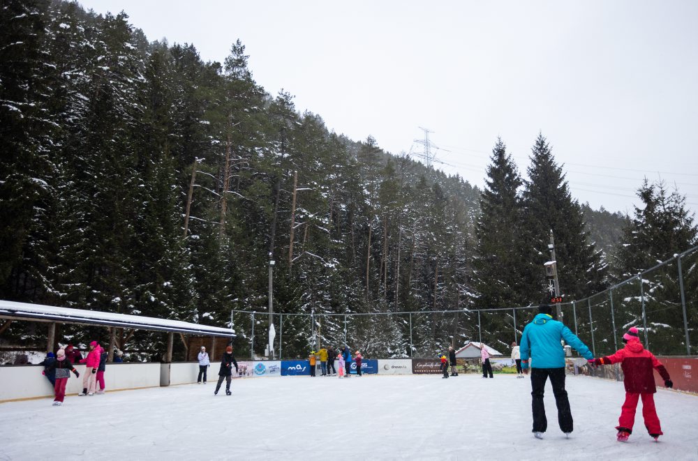 Verejné korčuľovanie na ľadovej ploche na multifunkčnom ihrisku v Čutkovskej doline