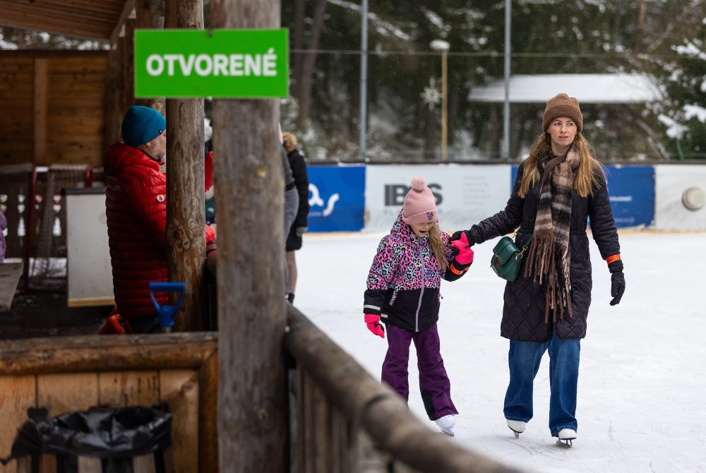 Verejné korčuľovanie na ľadovej ploche na multifunkčnom ihrisku v Čutkovskej doline