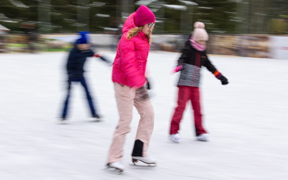 Verejné korčuľovanie na ľadovej ploche na multifunkčnom ihrisku v Čutkovskej doline