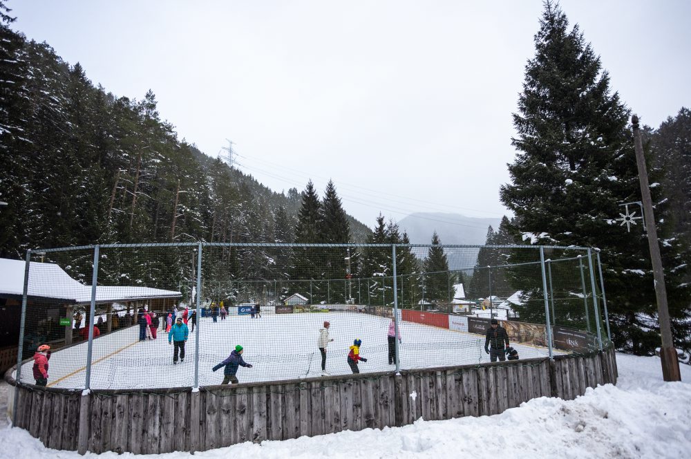 Verejné korčuľovanie na ľadovej ploche na multifunkčnom ihrisku v Čutkovskej doline