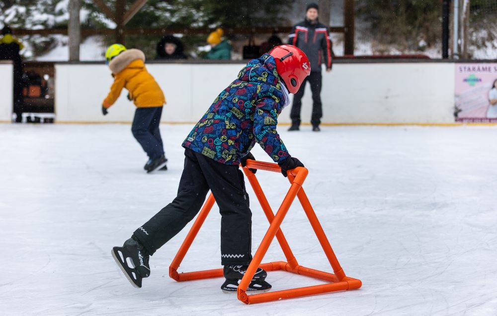 Verejné korčuľovanie na ľadovej ploche na multifunkčnom ihrisku v Čutkovskej doline