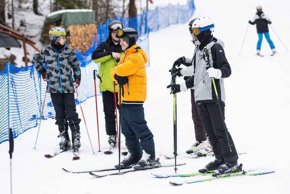 Predseda vlády SR Robert Fico sa oboznámil s priebehom lyžiarskeho kurzu žiakov strednej školy v lyžiarskom stredisku v Oščadnici 