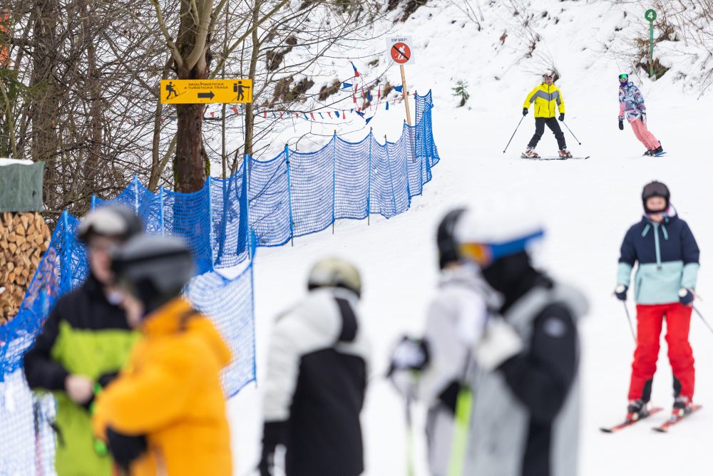 Predseda vlády SR Robert Fico sa oboznámil s priebehom lyžiarskeho kurzu žiakov strednej školy v lyžiarskom stredisku v Oščadnici 
