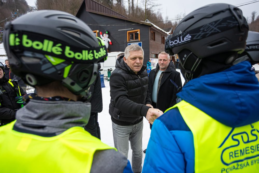 Predseda vlády SR Robert Fico sa oboznámil s priebehom lyžiarskeho kurzu žiakov strednej školy v lyžiarskom stredisku v Oščadnici 