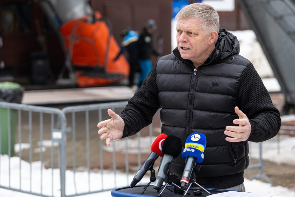 Predseda vlády SR Robert Fico sa oboznámil s priebehom lyžiarskeho kurzu žiakov strednej školy v lyžiarskom stredisku v Oščadnici 