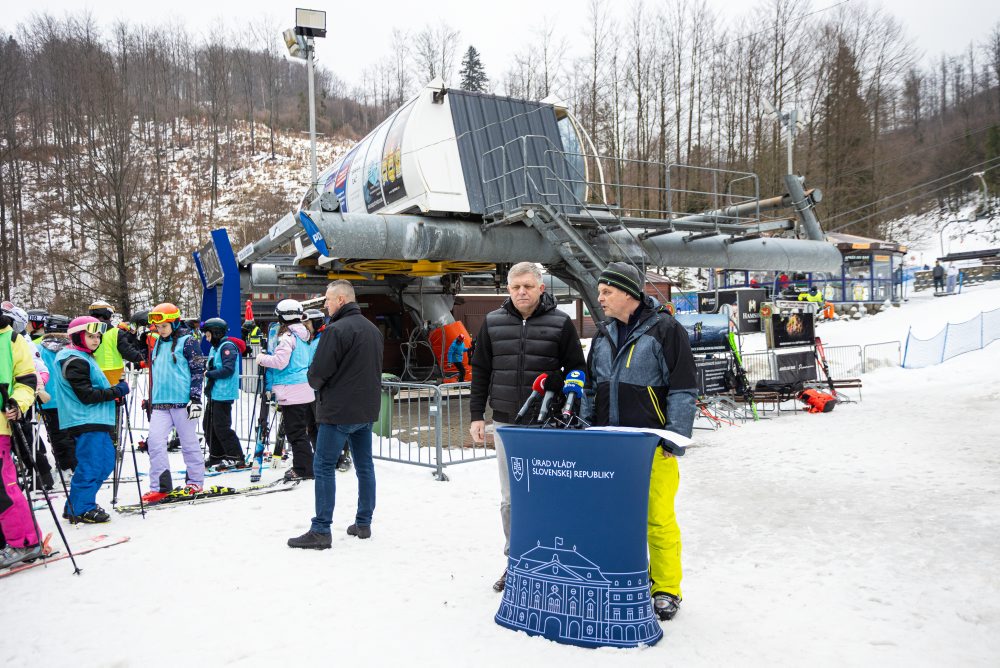 Predseda vlády SR Robert Fico sa oboznámil s priebehom lyžiarskeho kurzu žiakov strednej školy v lyžiarskom stredisku v Oščadnici 