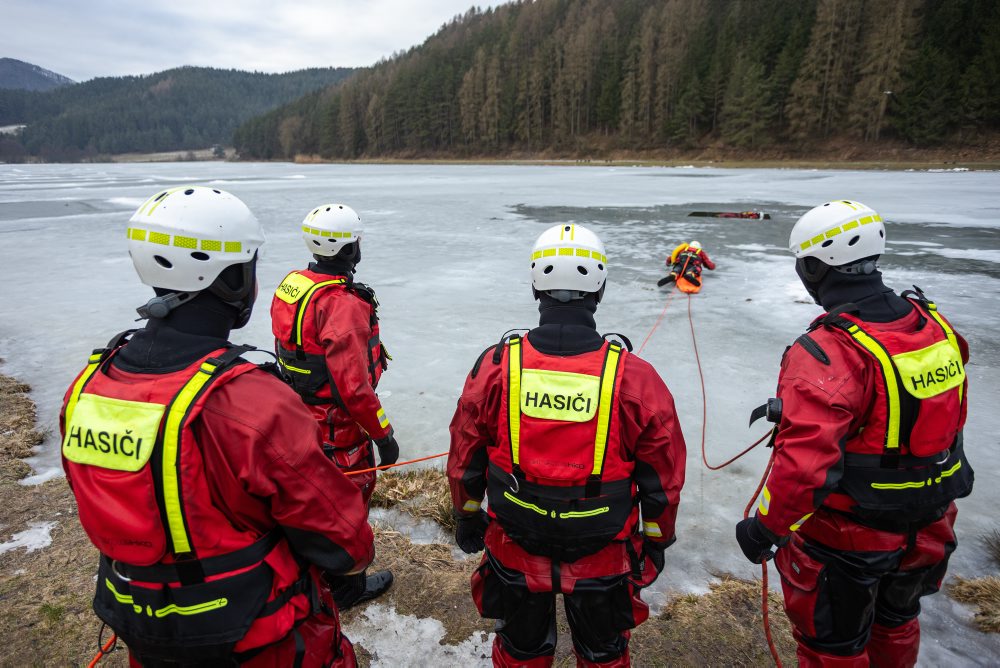 Taktické cvičenie HaZZ na zamrznutej vodnej ploche na Vodnej nádrži Košiare pri Rajci
