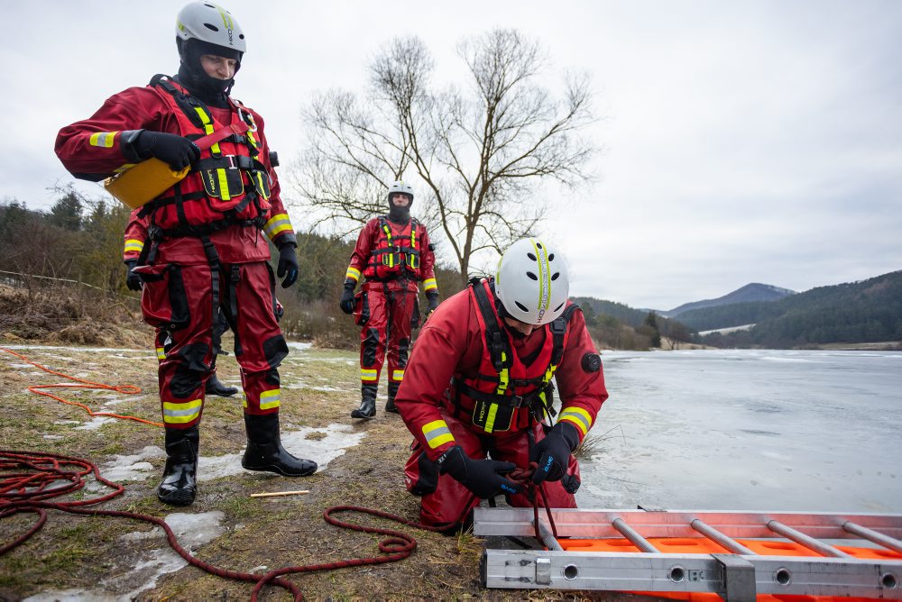 Taktické cvičenie HaZZ na zamrznutej vodnej ploche na Vodnej nádrži Košiare pri Rajci