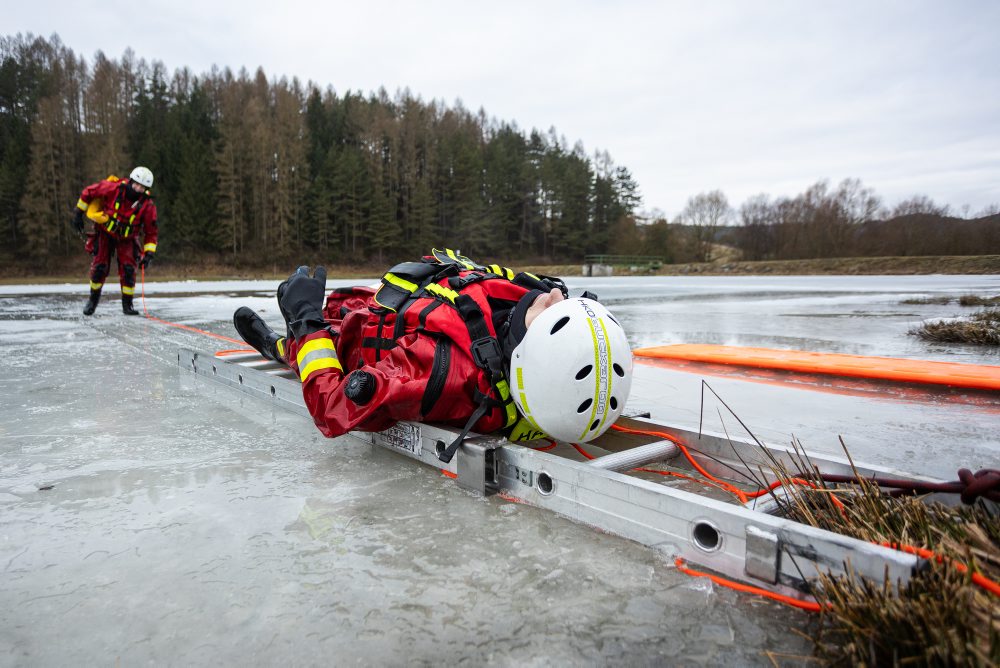 Taktické cvičenie HaZZ na zamrznutej vodnej ploche na Vodnej nádrži Košiare pri Rajci