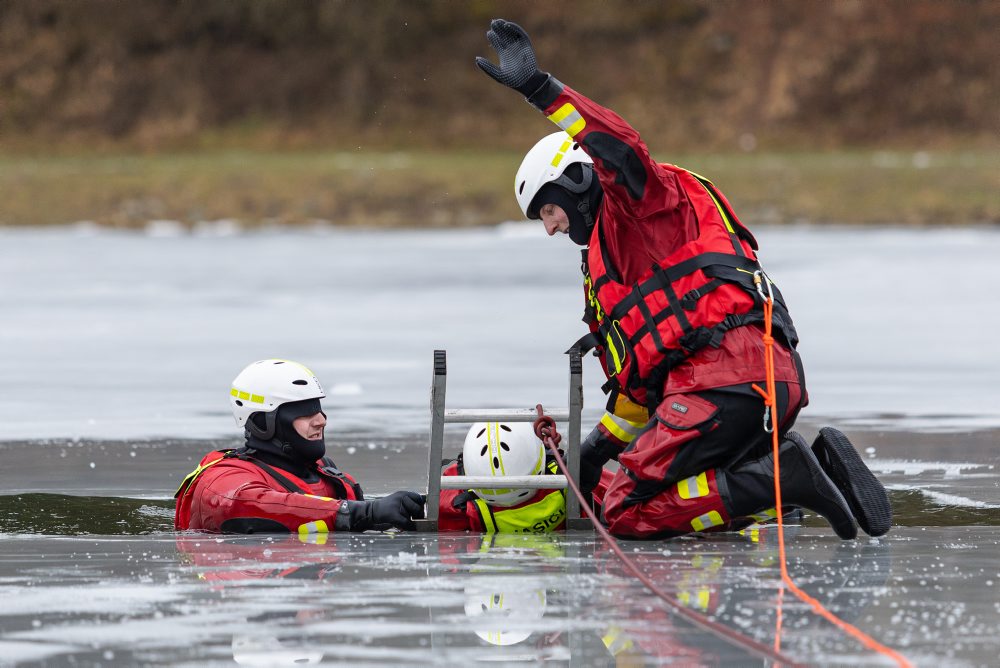 Taktické cvičenie HaZZ na zamrznutej vodnej ploche na Vodnej nádrži Košiare pri Rajci