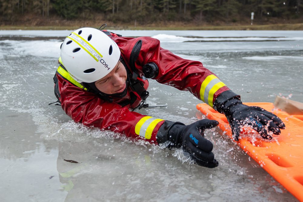 Taktické cvičenie HaZZ na zamrznutej vodnej ploche na Vodnej nádrži Košiare pri Rajci