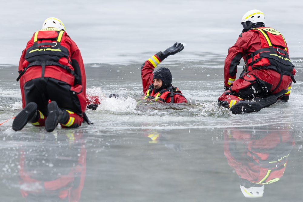 Taktické cvičenie HaZZ na zamrznutej vodnej ploche na Vodnej nádrži Košiare pri Rajci