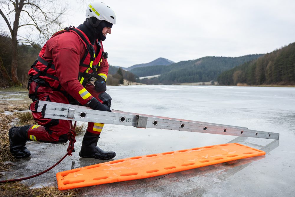 Taktické cvičenie HaZZ na zamrznutej vodnej ploche na Vodnej nádrži Košiare pri Rajci