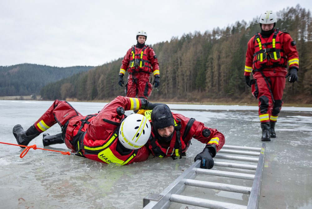 Taktické cvičenie HaZZ na zamrznutej vodnej ploche na Vodnej nádrži Košiare pri Rajci