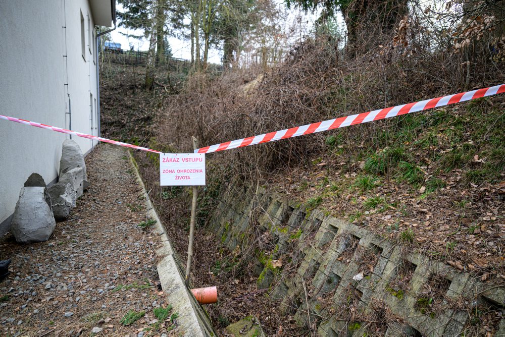 Mesto Prešov po zosuve svahu pri škole vyhlásilo mimoriadnu situáciu
