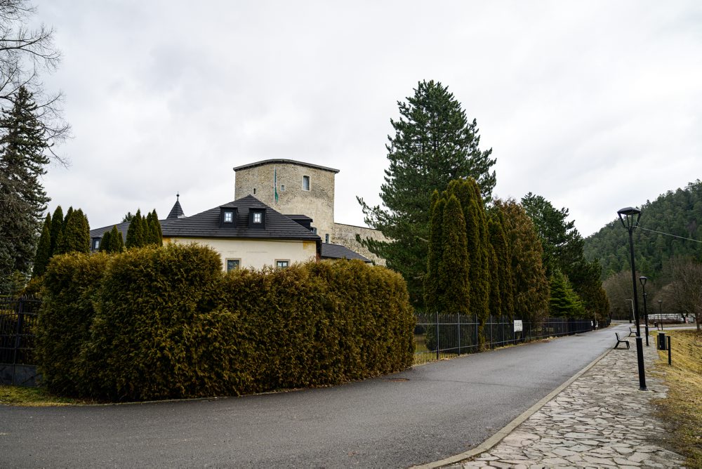 Kaštieľ a obnovená zrúcanina vodného hradu v Liptovskom Hrádku