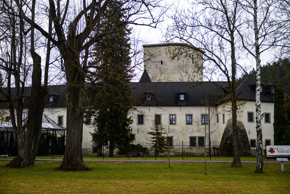 Kaštieľ a obnovená zrúcanina vodného hradu v Liptovskom Hrádku