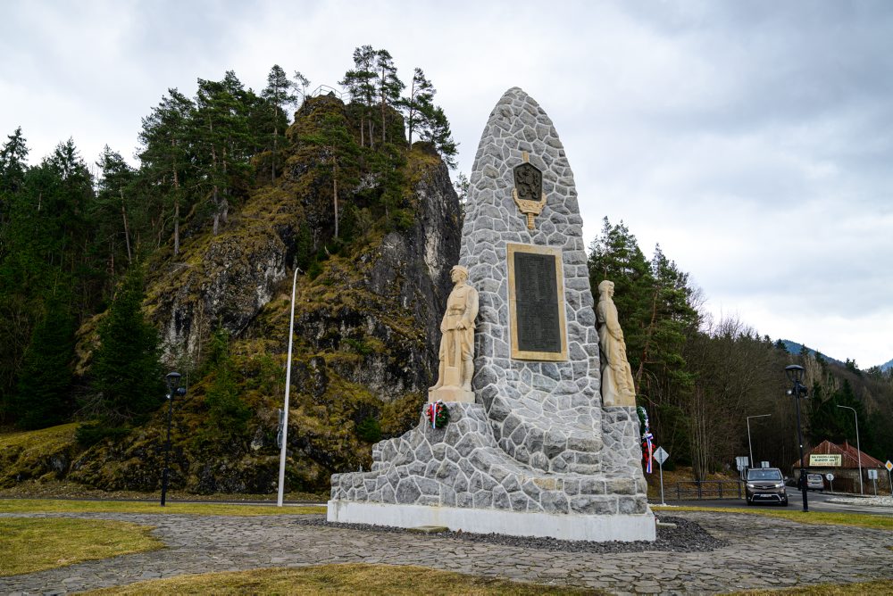 Pamätník na výročie prvej svetovej vojny pod Skalkou v Liptovskom Hrádku 