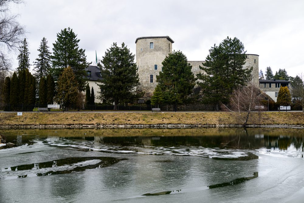 Kaštieľ a obnovená zrúcanina vodného hradu v Liptovskom Hrádku