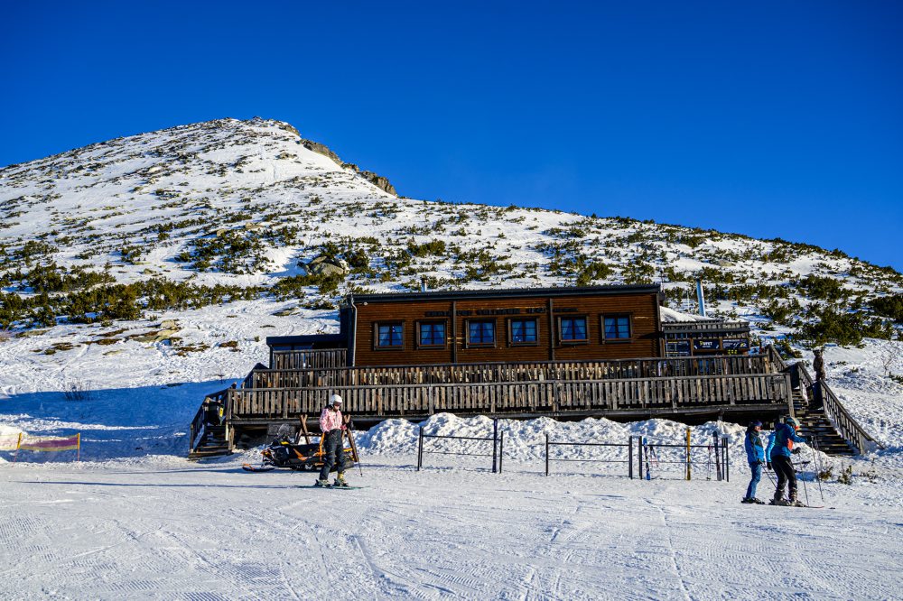 Lyžovačka na Štrbskom plese vo Vysokých Tatrách 