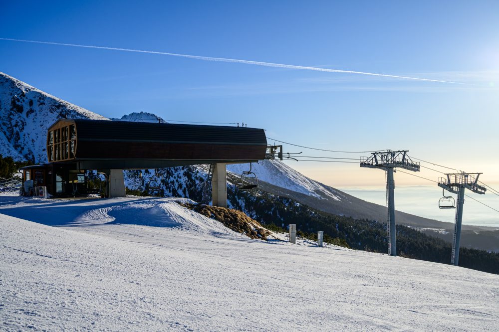 Lyžovačka na Štrbskom plese vo Vysokých Tatrách 