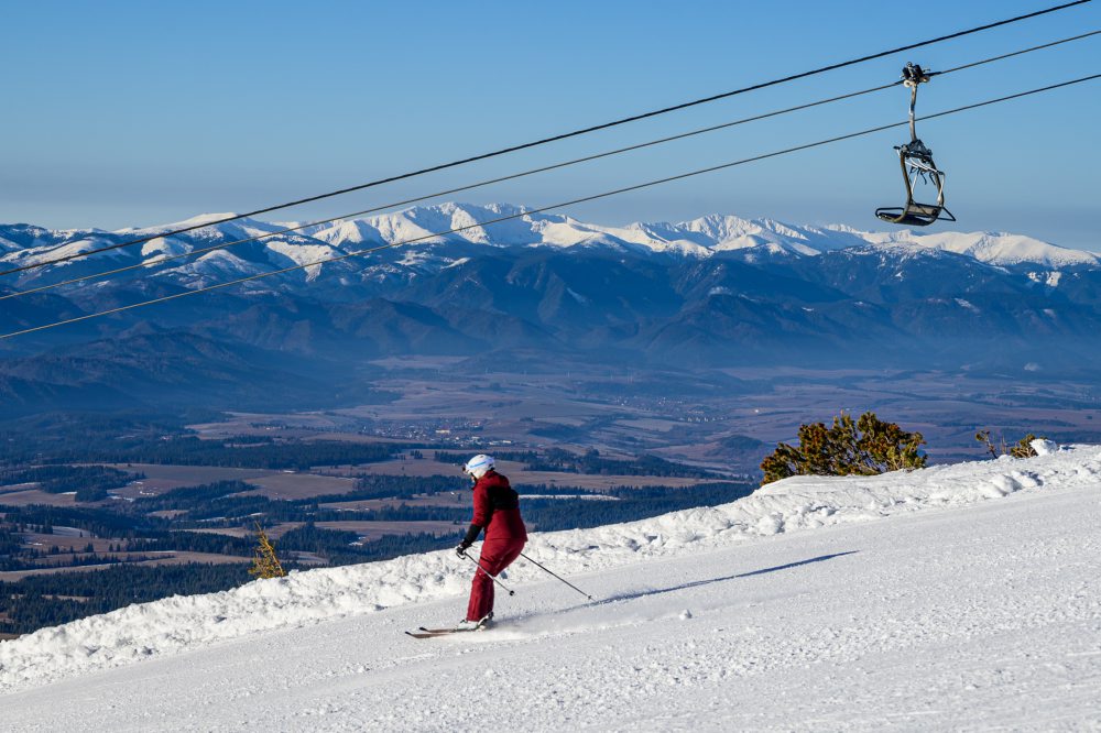 Lyžovačka na Štrbskom plese vo Vysokých Tatrách 
