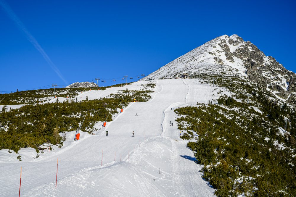 Lyžovačka na Štrbskom plese vo Vysokých Tatrách 