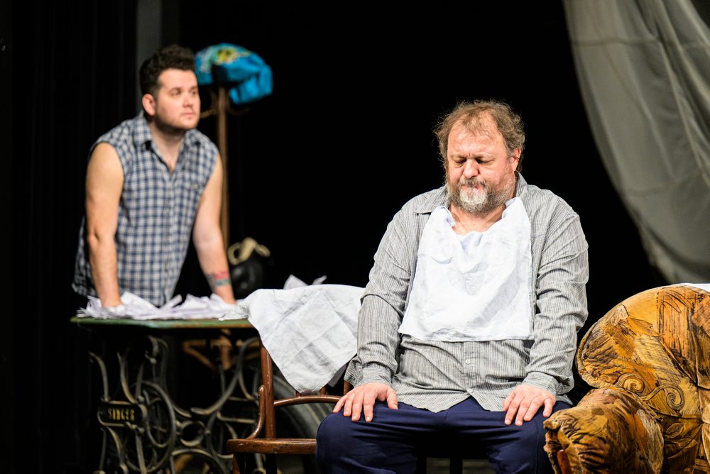 Skúška divadelného predstavenia Predavač dažďa v Divadle Alexandra Duchnoviča v Prešove