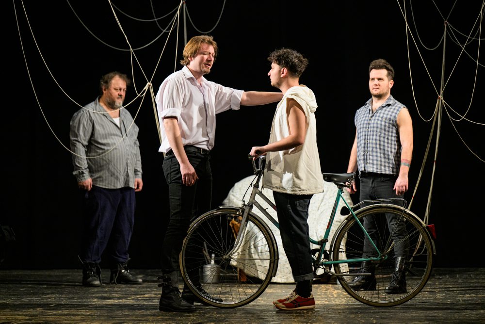 Skúška divadelného predstavenia Predavač dažďa v Divadle Alexandra Duchnoviča v Prešove