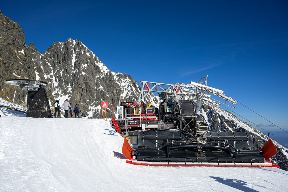 Lyžovačka na Lomnickom sedle vo Vysokých Tatrách