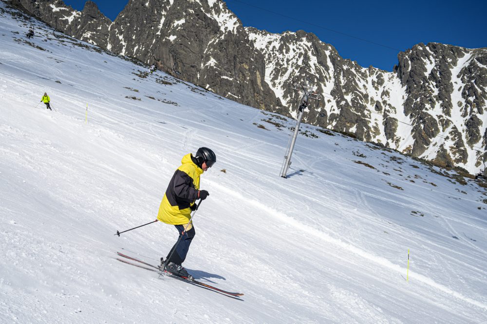 Lyžovačka na Lomnickom sedle vo Vysokých Tatrách