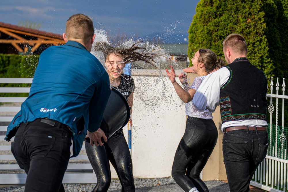 Tradičná oblievačka FS Šarišanu na Veľkonočný pondelok