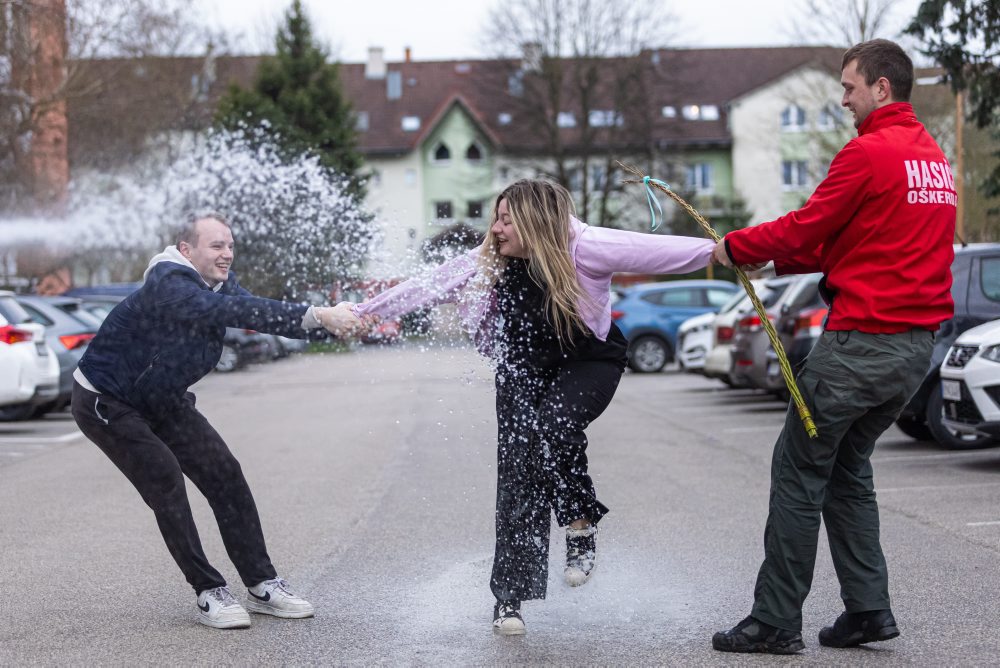 Veľkonočná oblievačka so šibačkou s dobrovoľnými hasičmi v okrese Kysucké Nové Mesto