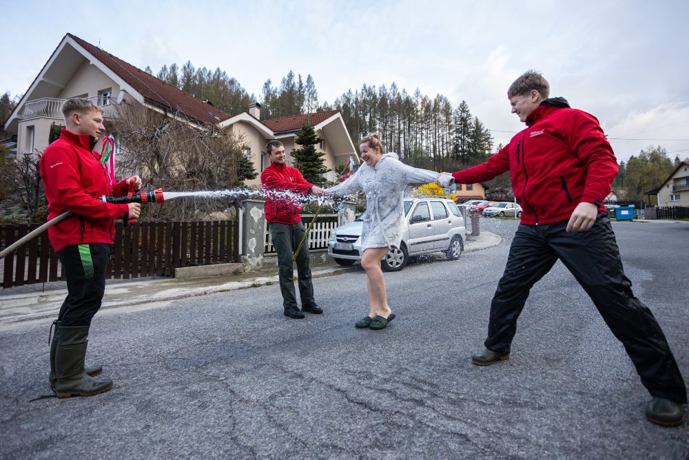 Veľkonočná oblievačka so šibačkou s dobrovoľnými hasičmi v okrese Kysucké Nové Mesto