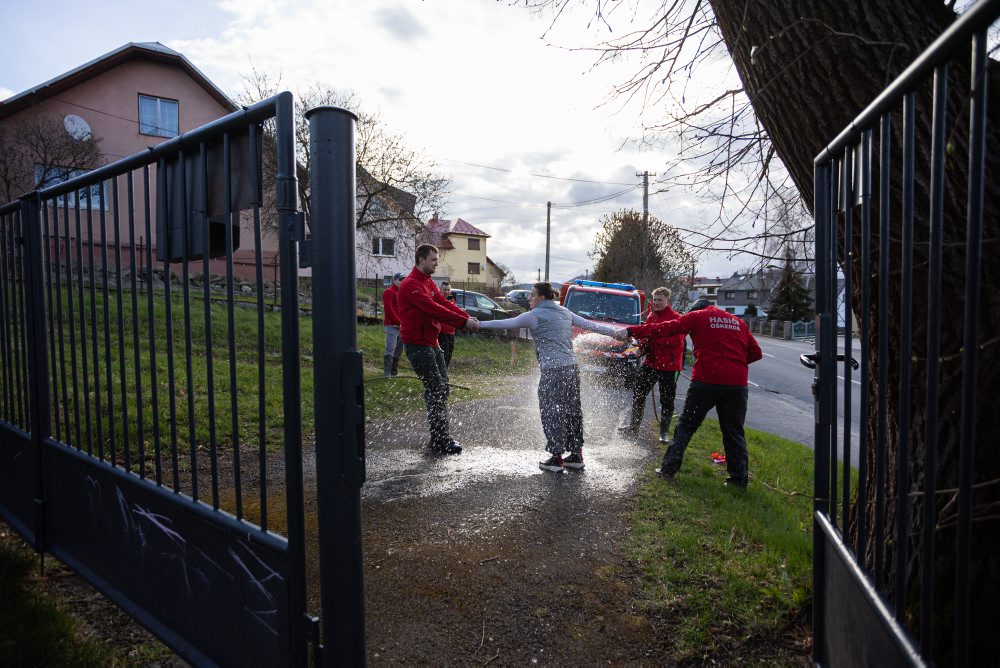 Veľkonočná oblievačka so šibačkou s dobrovoľnými hasičmi v okrese Kysucké Nové Mesto