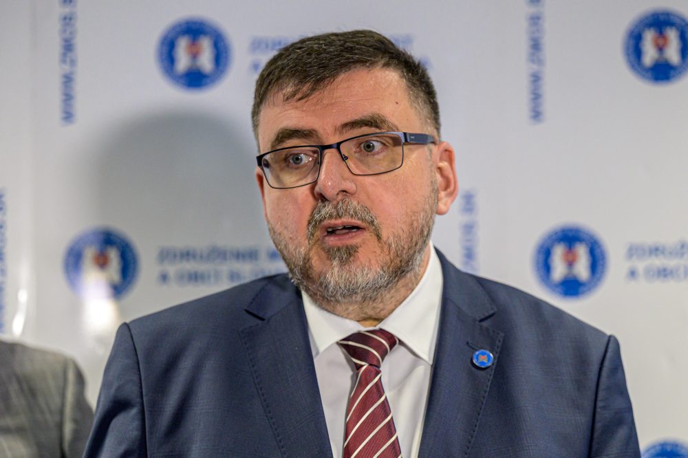 Tlačová konferencia po diskusii združení SK8 a Združenia miest a obcí Slovenska v Bardejove