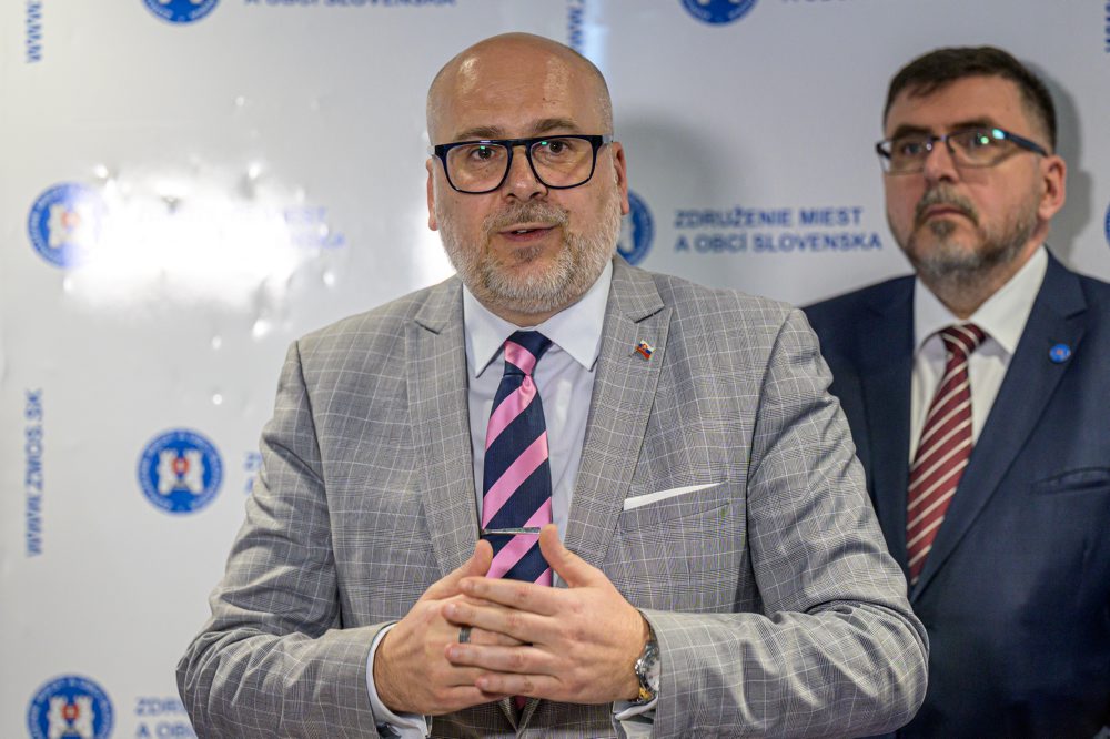 Tlačová konferencia po diskusii združení SK8 a Združenia miest a obcí Slovenska v Bardejove