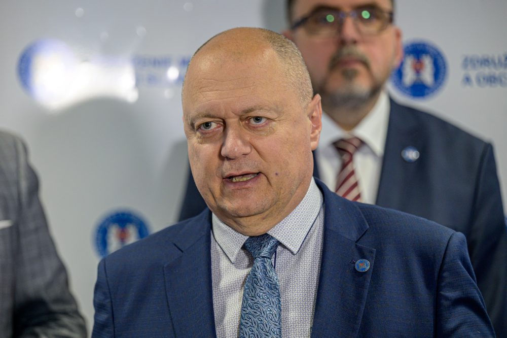 Tlačová konferencia po diskusii združení SK8 a Združenia miest a obcí Slovenska v Bardejove