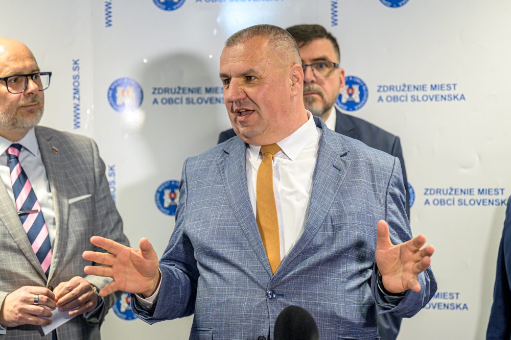 Tlačová konferencia po diskusii združení SK8 a Združenia miest a obcí Slovenska v Bardejove