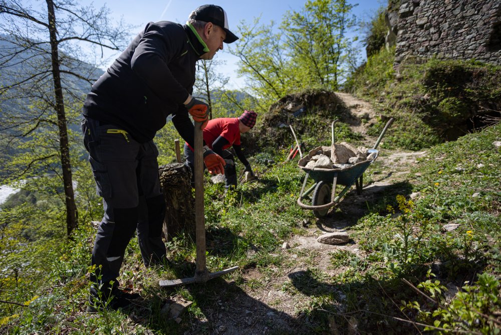 Dobrovoľníci26: Dobrovoľníci zachraňujú zrúcaninu Starhrad pri Nezbudskej Lúčke