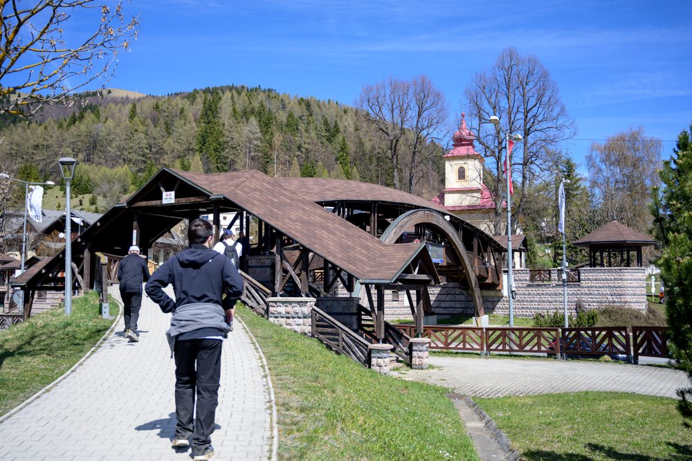 Nadchod ponad cestu na Donovaloch