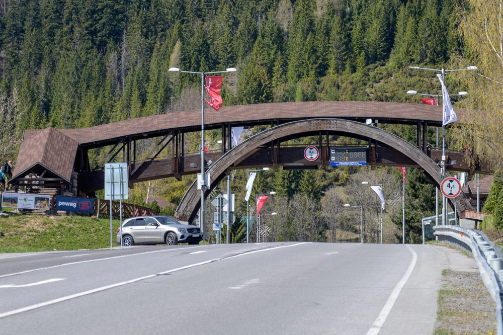Nadchod ponad cestu na Donovaloch