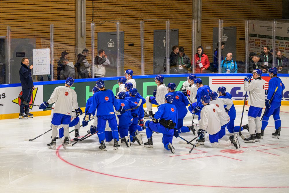 Prvý tréning slovenskej hokejovej reprezentácie pred otvorením 89. majstrovstiev sveta v ľadovom hokeji vo Švajčiarsku