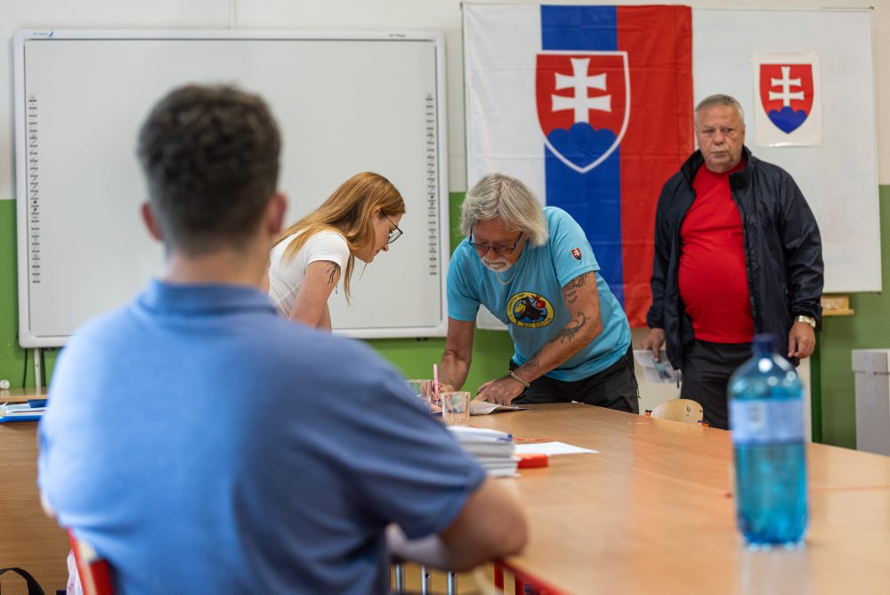 Turisti na referende o zrušení doživotnej renty a obnove Úradu špeciálnej prokuratúry ai Národnej kriminálnej agentúry v Oščadnici