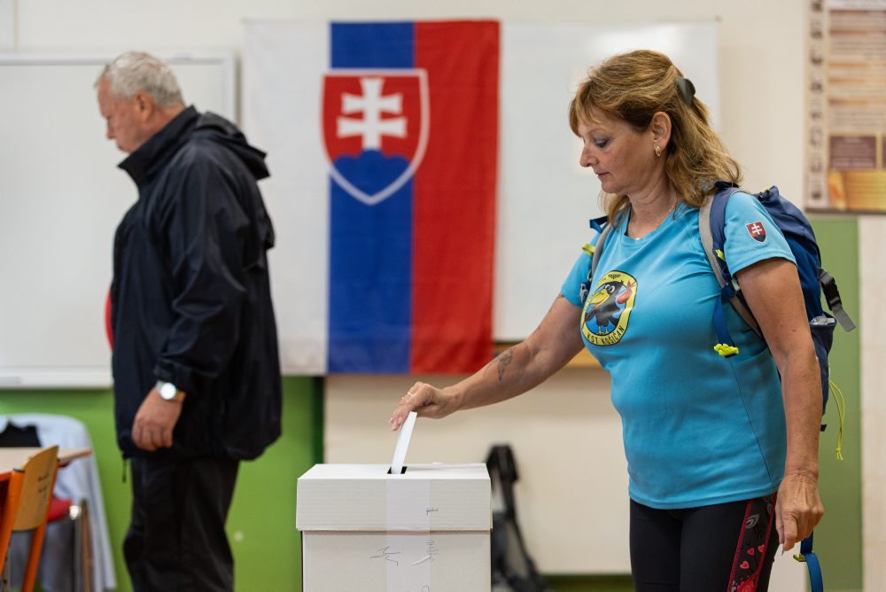 Turisti na referende o zrušení doživotnej renty a obnove Úradu špeciálnej prokuratúry ai Národnej kriminálnej agentúry v Oščadnici