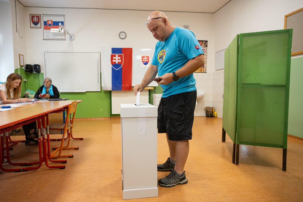 Turisti na referende o zrušení doživotnej renty a obnove Úradu špeciálnej prokuratúry ai Národnej kriminálnej agentúry v Oščadnici