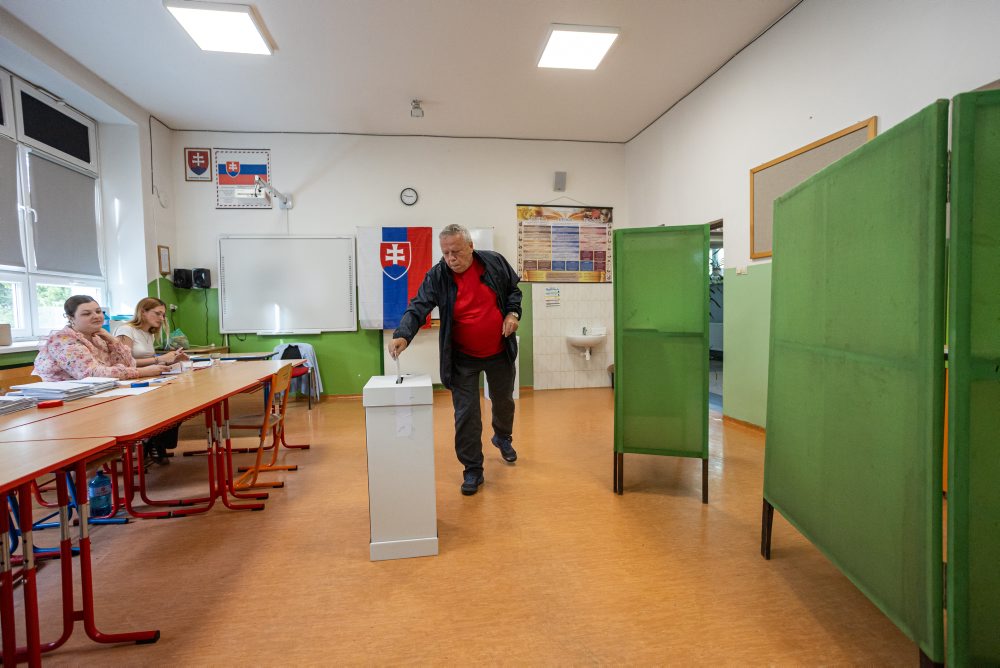 Turisti na referende o zrušení doživotnej renty a obnove Úradu špeciálnej prokuratúry ai Národnej kriminálnej agentúry v Oščadnici